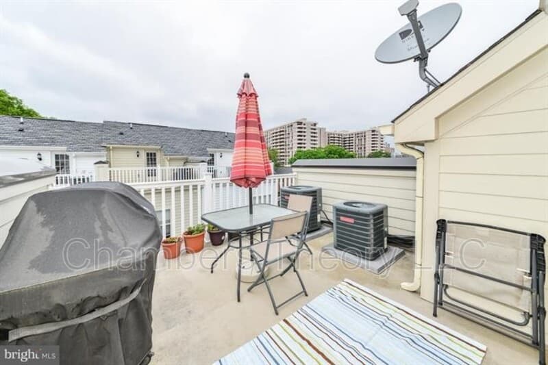 Arlington House: 402 N Thomas St.