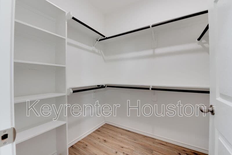 Houston House: 8203 Woodlyn Rd