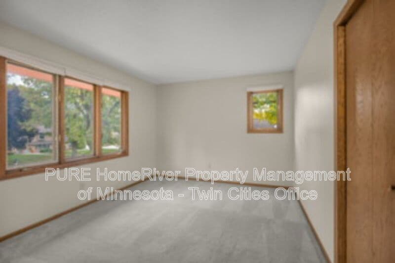 Edina House: 7420 Hyde Park Cir