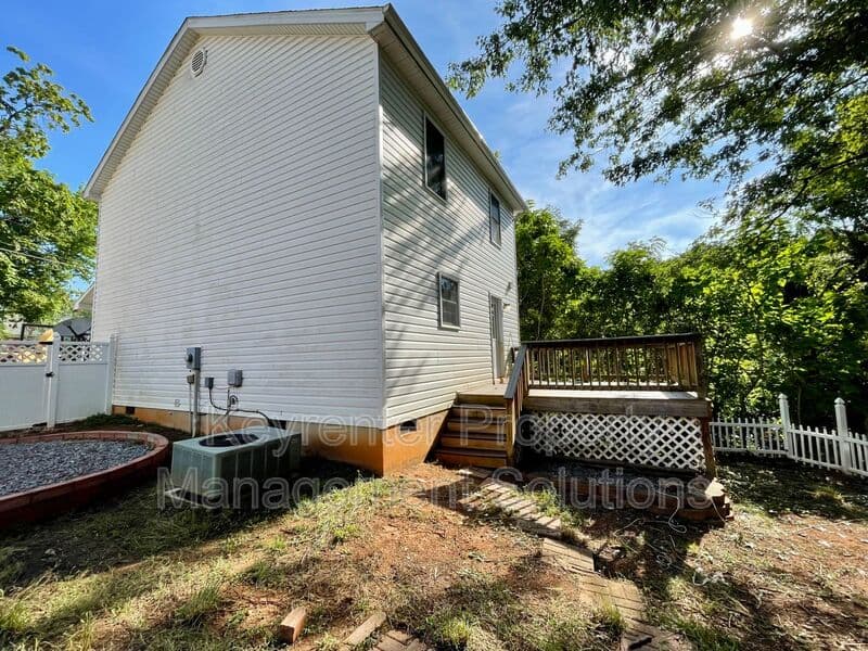 Staunton House: 1008 Jackson St