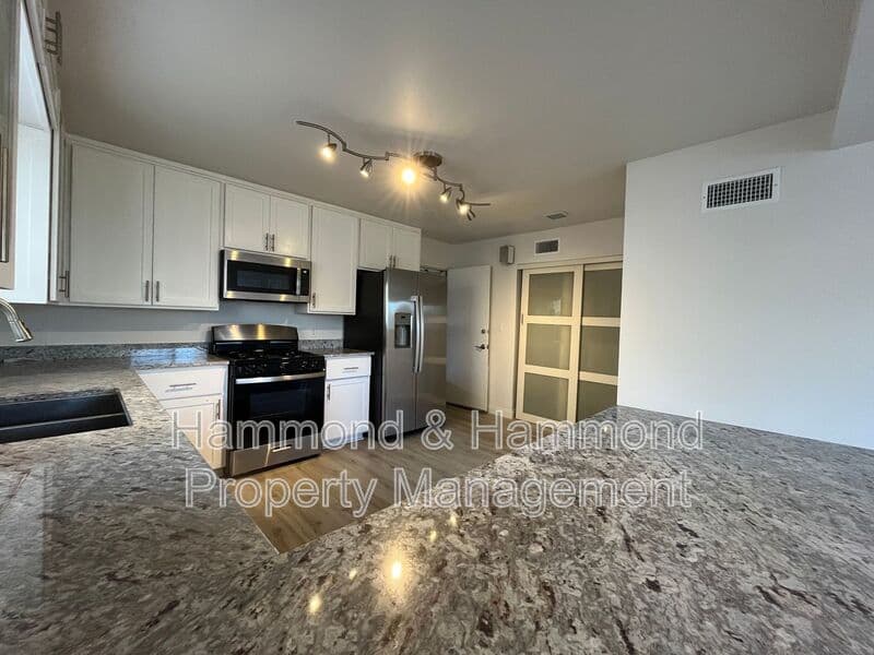 Thousand Oaks House: 832 Masterson Dr