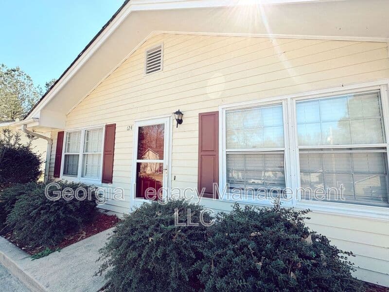 Commerce House: 62 Creekside Drive