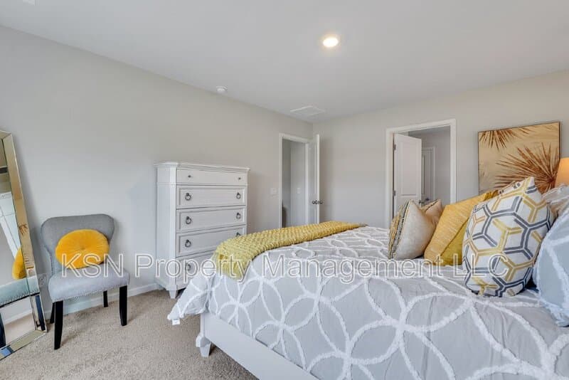Bloomingdale House: 224 Skylark Rd