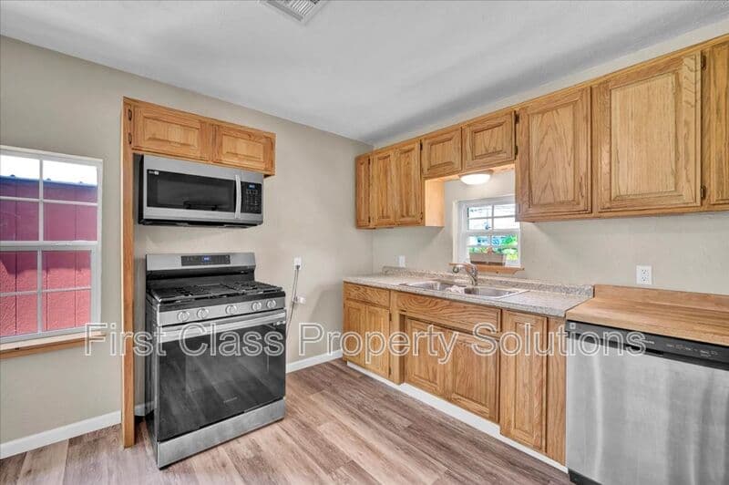 Stroud House: 211 E 2nd