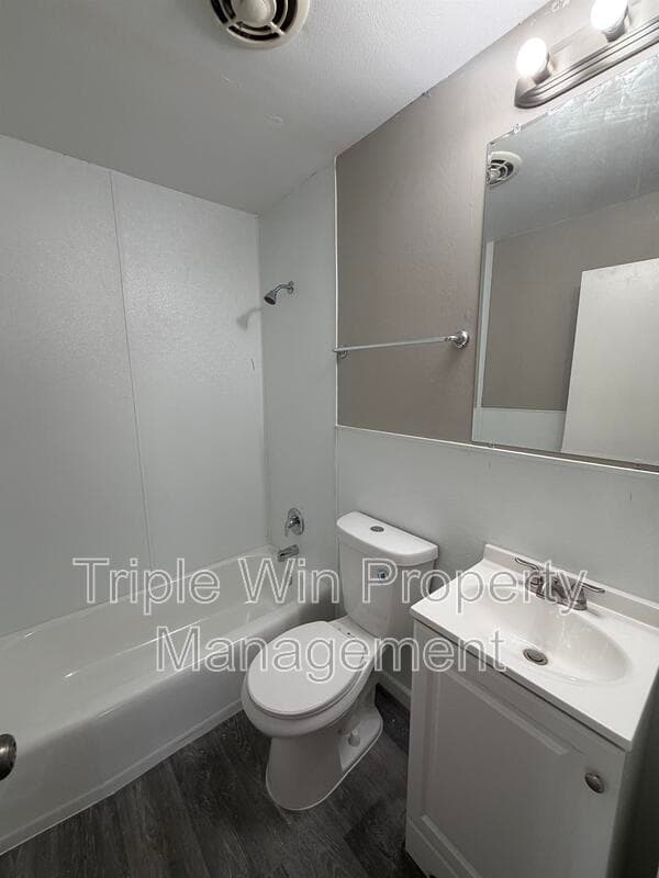 HAZELWOOD House: 7250 HOWDERSHELL RD