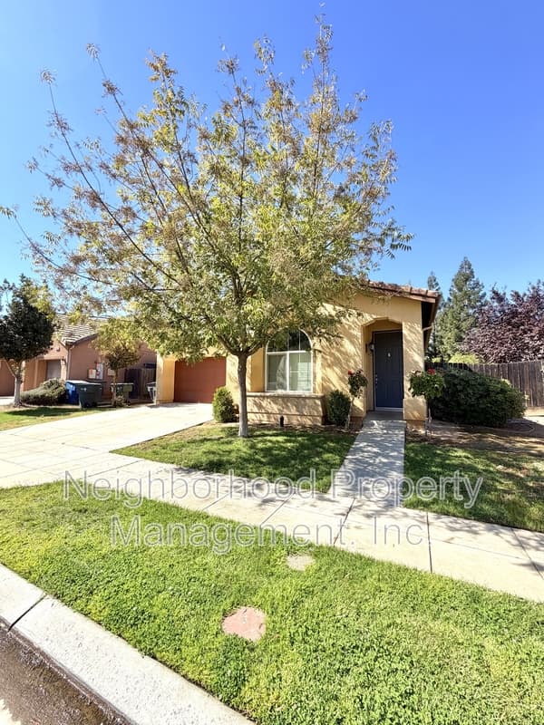 Fresno House: 10593 North Sierra Vista Avenue