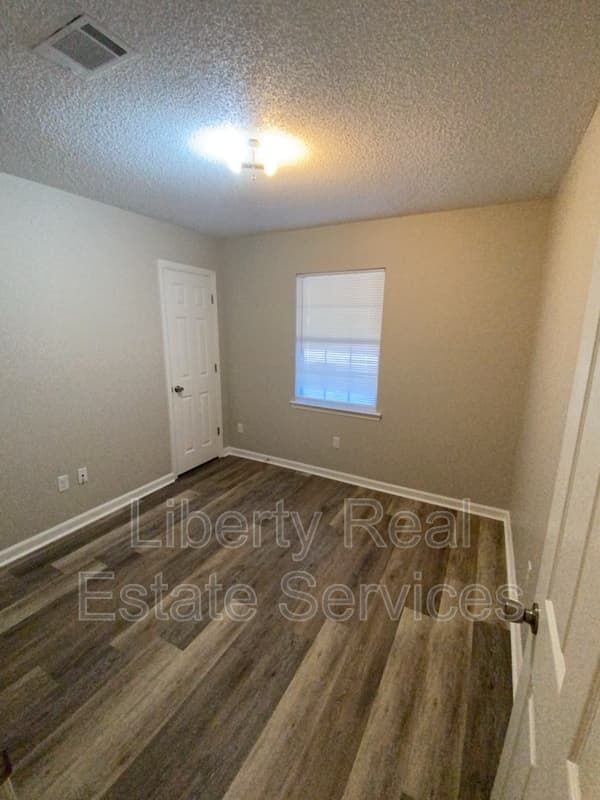 Hinesville House: 129 Deann Dr