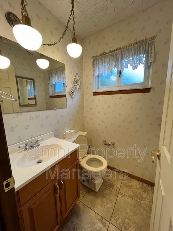 Warren House: 27359 Liberty Dr