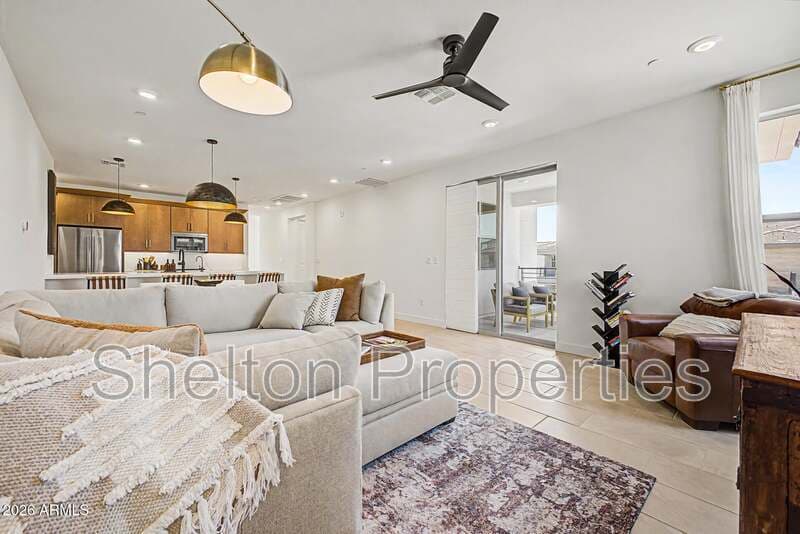 Phoenix Townhome: 2121 W Sonoran Desert Dr, Unit 124