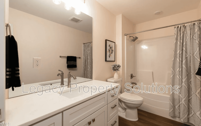 Bismarck House: 2108 Monarch Ave