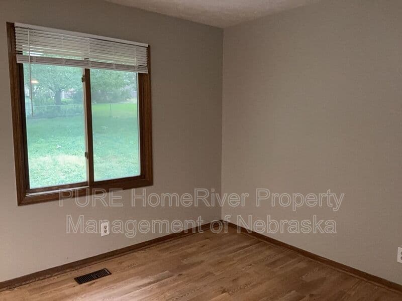 Ralston House: 6723 Woodbine Cir