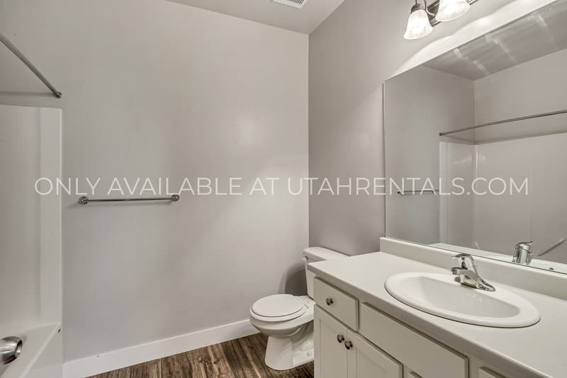 Vineyard Condo: 42 W Silver Springs Dr