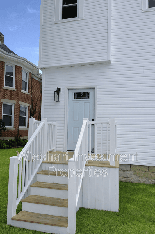 Wapakoneta House: 307 E Auglaize St