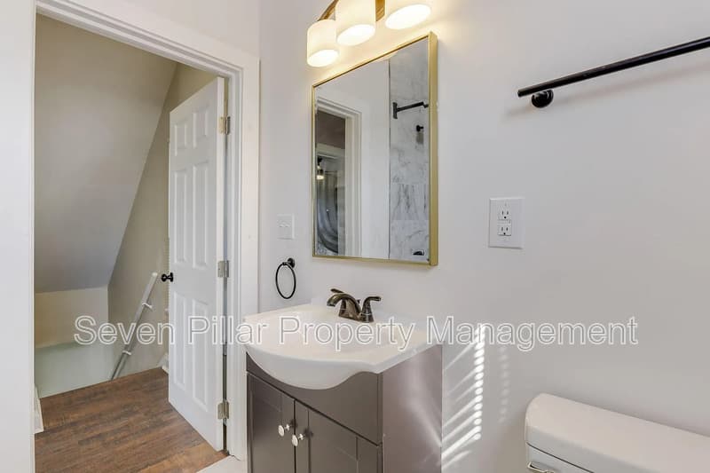 Columbus House: 522 Ryan Ave