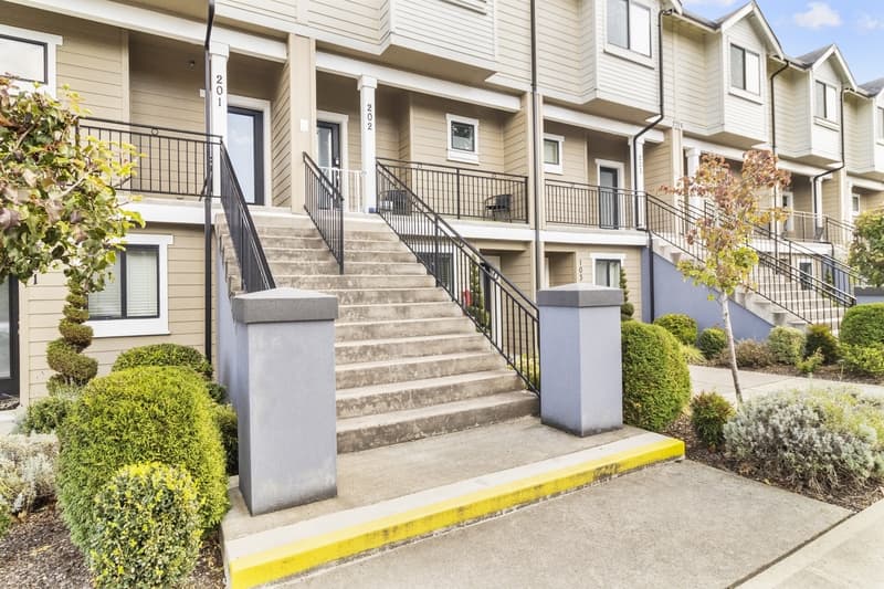 Tacoma Condo: Allenmore Brownstones 2329 State Street - 105