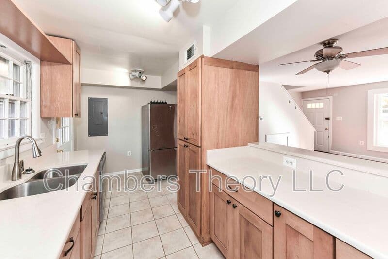 Falls Church Condo: 445 Hampton Ct