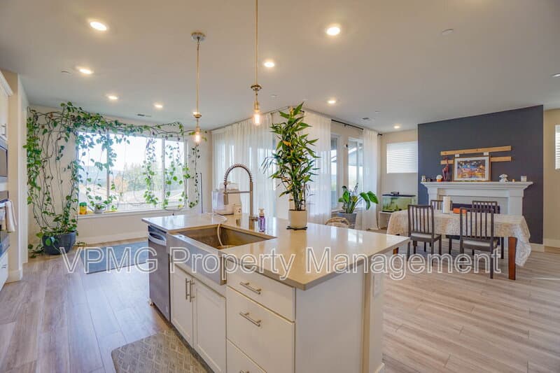Washougal House: 359 W Koa St