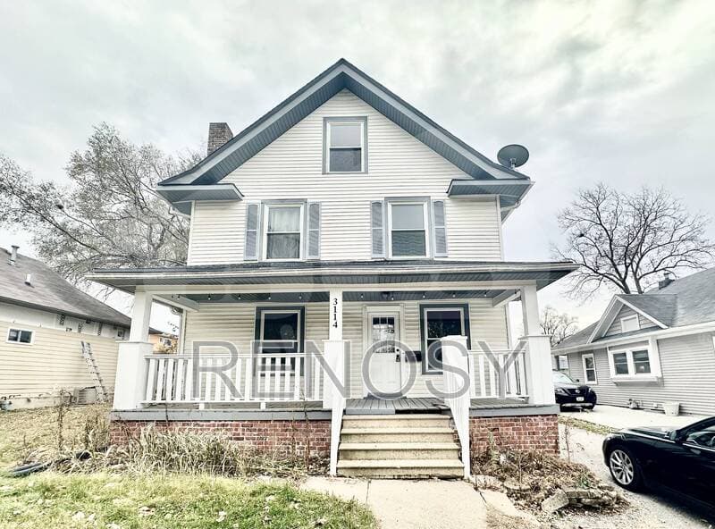 Des Moines House: 3114 School Street