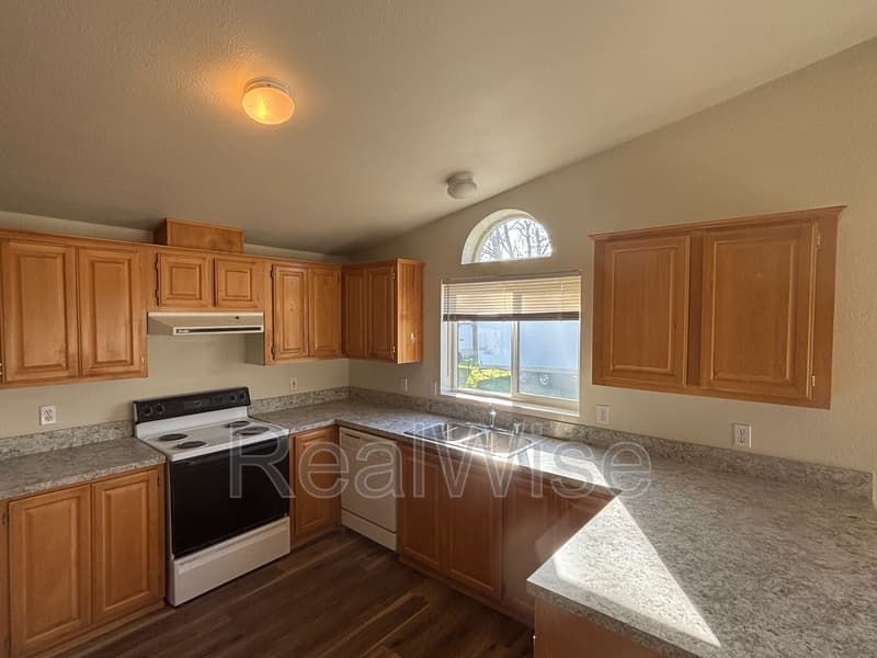 Winston House: 120 Woodland Dr