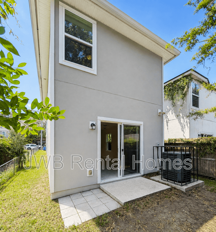 Jacksonville House: 8813 Cocoa Ave