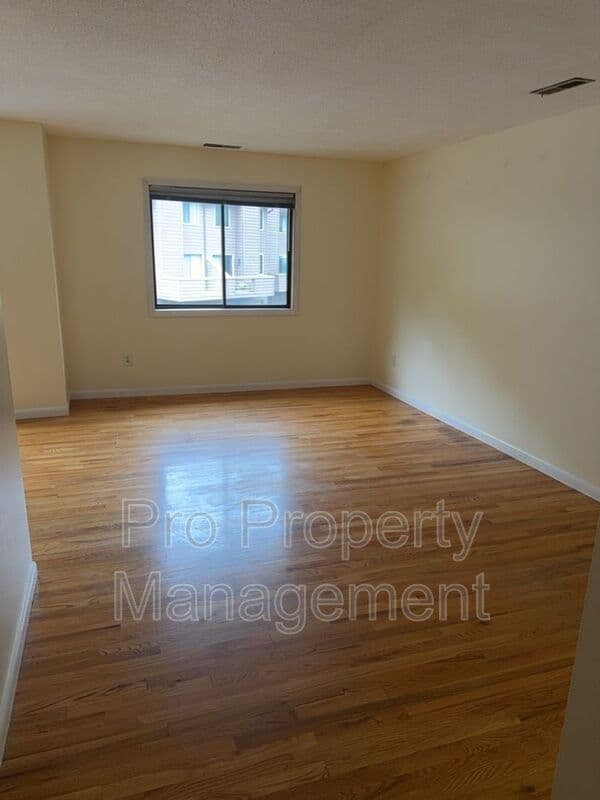 Danbury House: 166 Old Brookfield Road