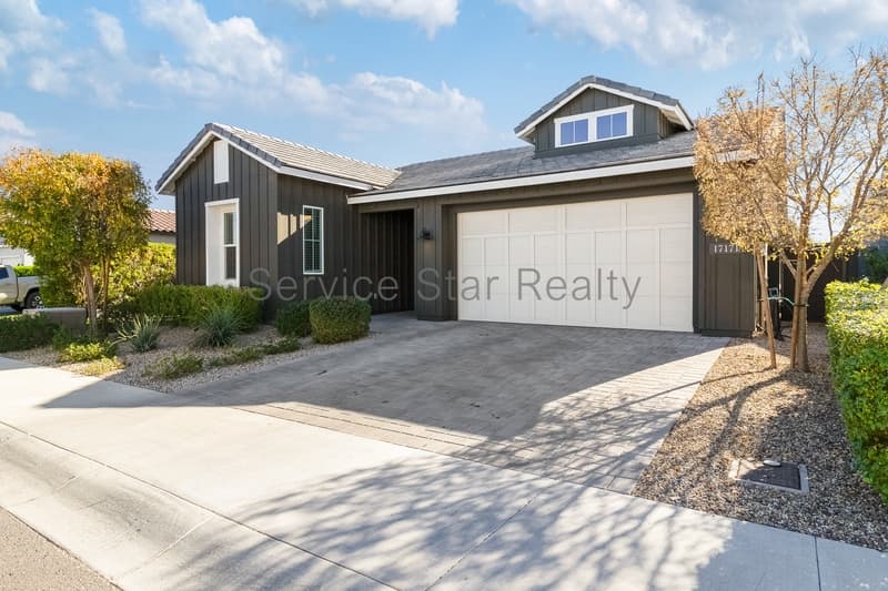 Surprise House: 17171 W Thousand Oaks St