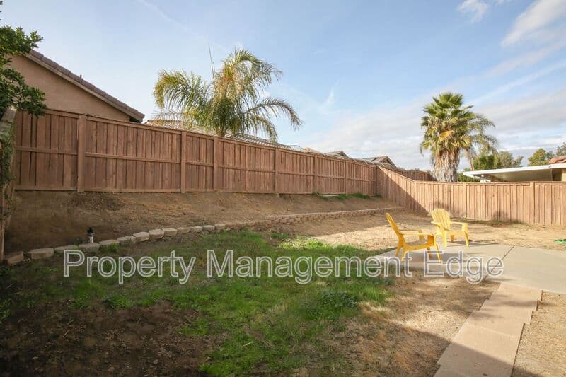 Hemet House: 127 Fuerte Ct