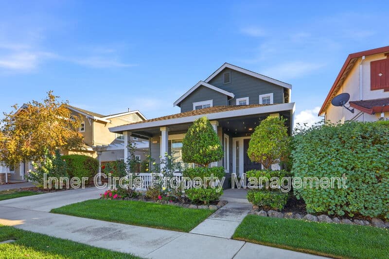 Brentwood House: 374 Olive Street