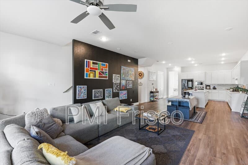 Dallas House: 8132 Bromley Dr