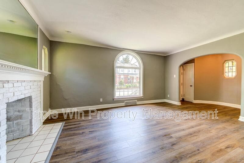 Saint Louis House: 8601 Virgil Ave