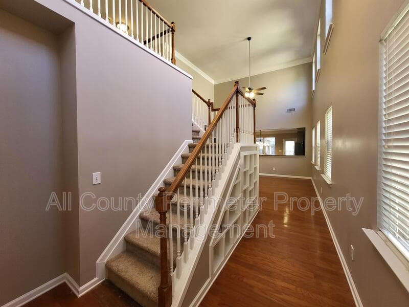 Acworth House: 915 Silver Lake Dr