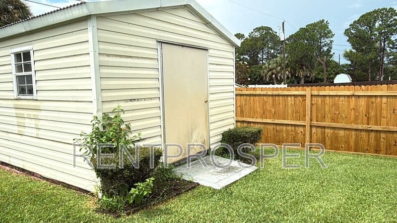 Palm Bay House: 778 Hamm St NW