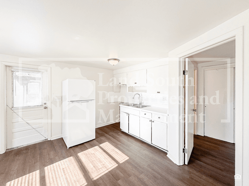 Lakeland House: 1030 Lakewood Court