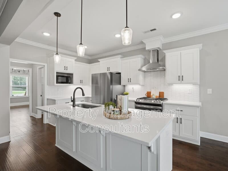 Athens House: 14735 Commonwealth Drive