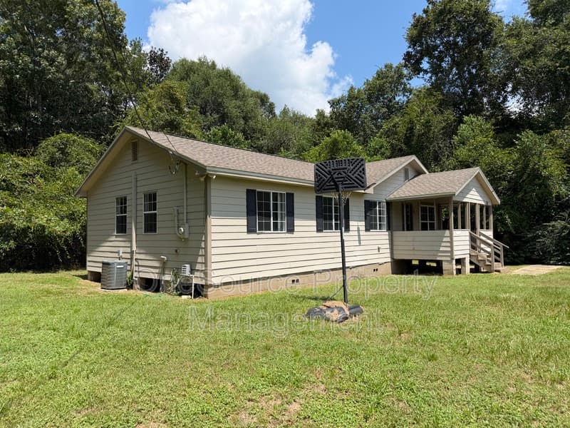 Quincy House: 522 Charlie Harris Loop