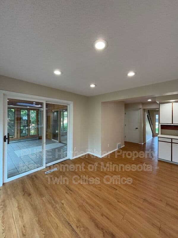Edina House: 7420 Hyde Park Cir