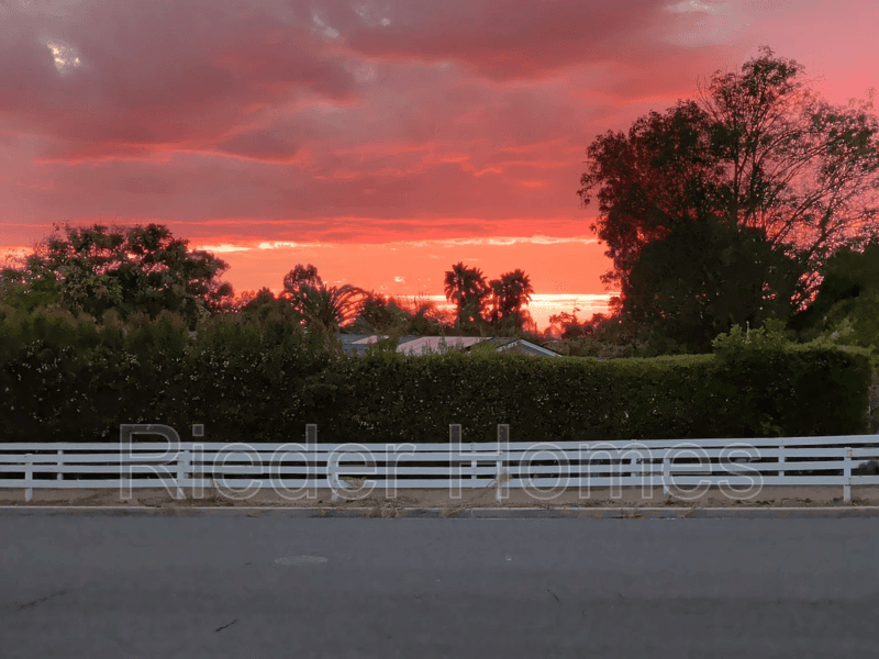 Oceanside House: 1606 Hackamore Rd