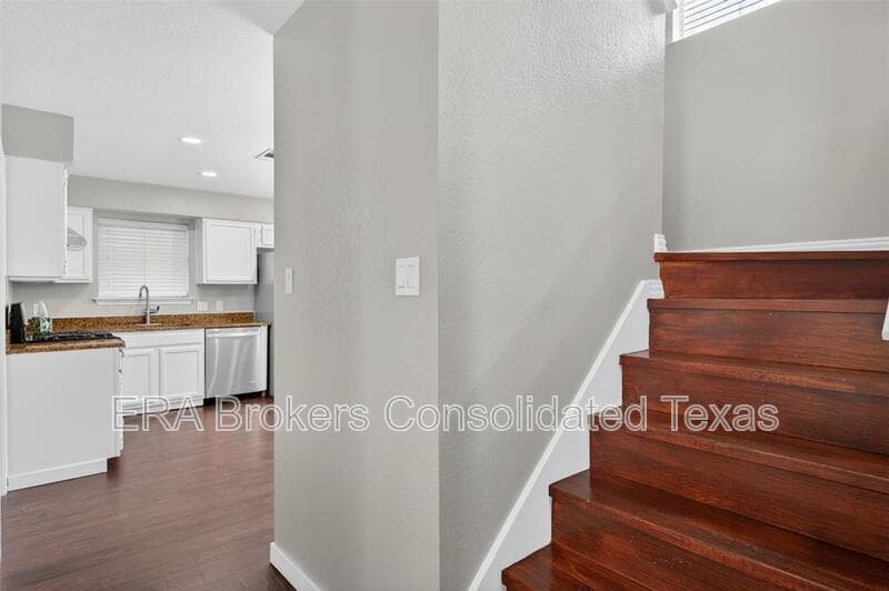 Austin House: 7601 Windrush Dr