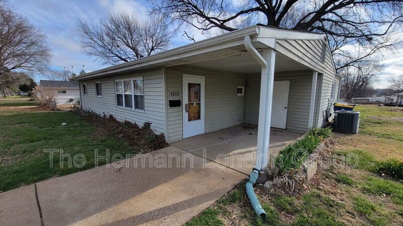Saint Louis House: 4204 Beauty Lane