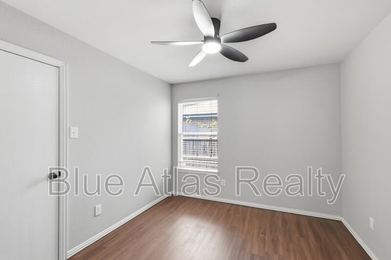 Little Elm House: 1012 Waterview Drive