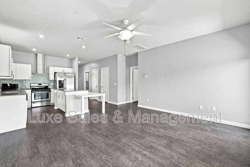 Edmond Condo: 17612 Hampton Park Dr