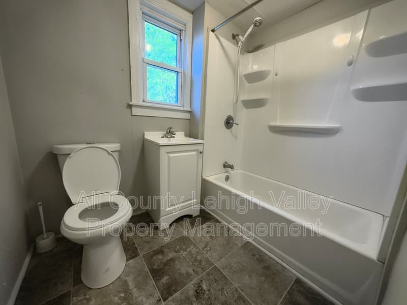 Easton House: 50 N 7th St