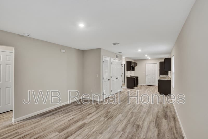 Jacksonville House: 325 Woodlawn Ave