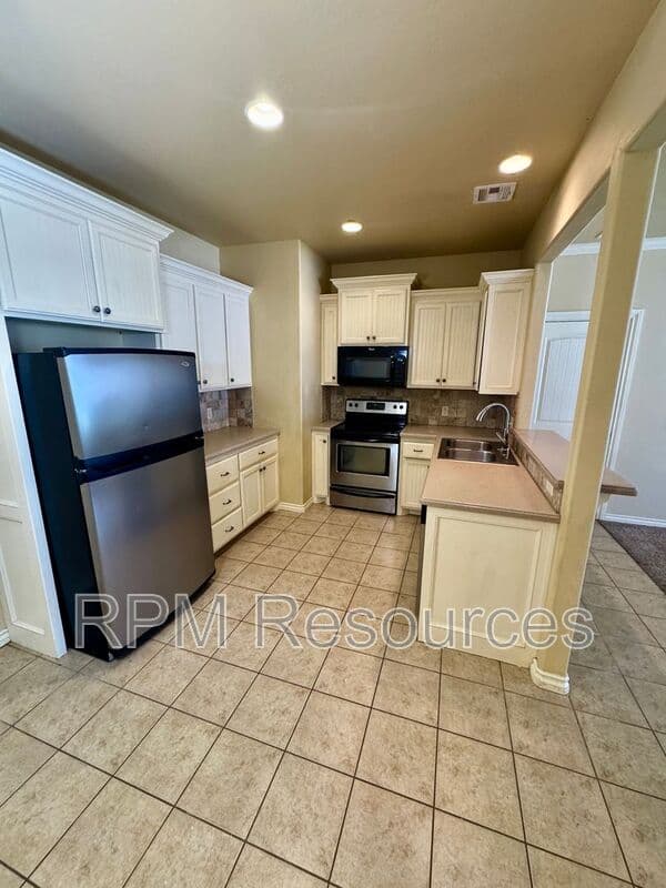 Edmond Condo: 13821 Oxford Dr