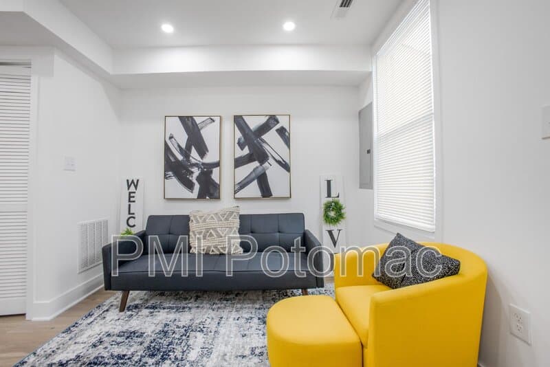 Washington Townhome: 702 19th St NE