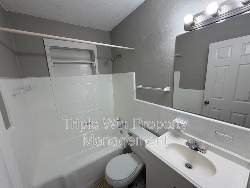 Saint Louis House: 8126 Albin Ave