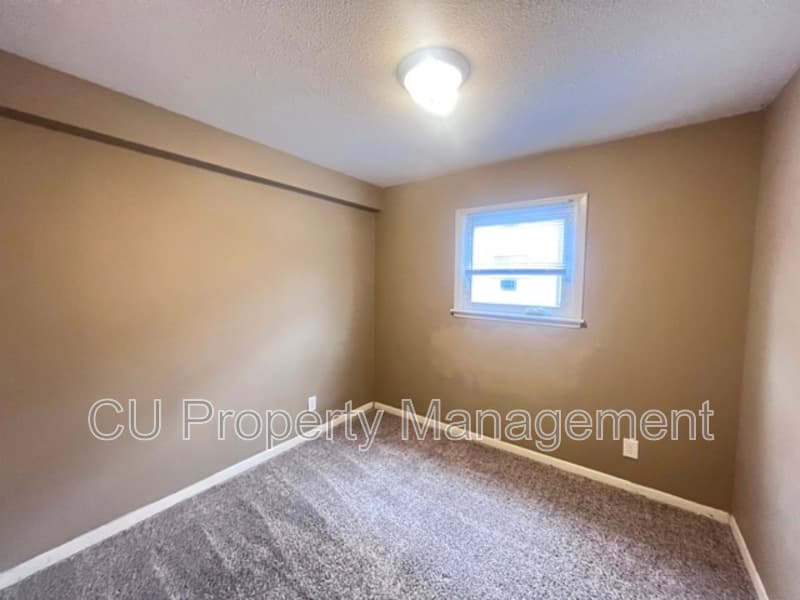 Champaign Condo: 711 W CHURCH St.
