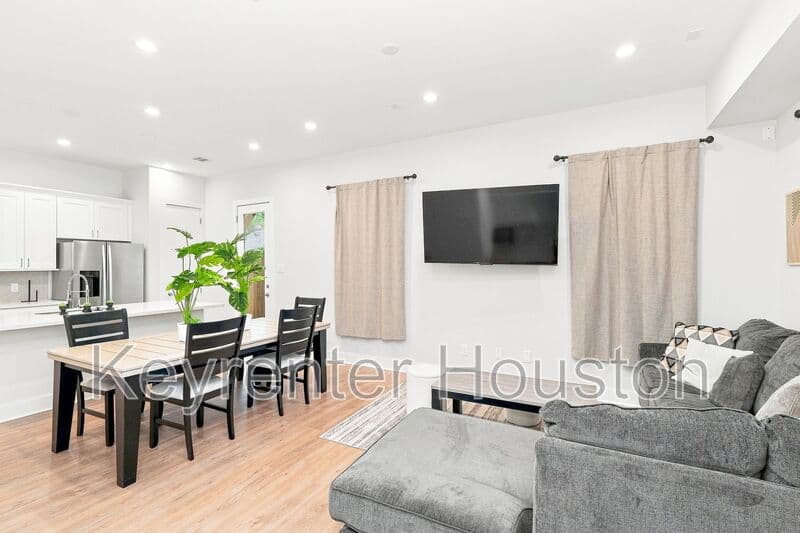 Houston House: 835 Dorchester Street