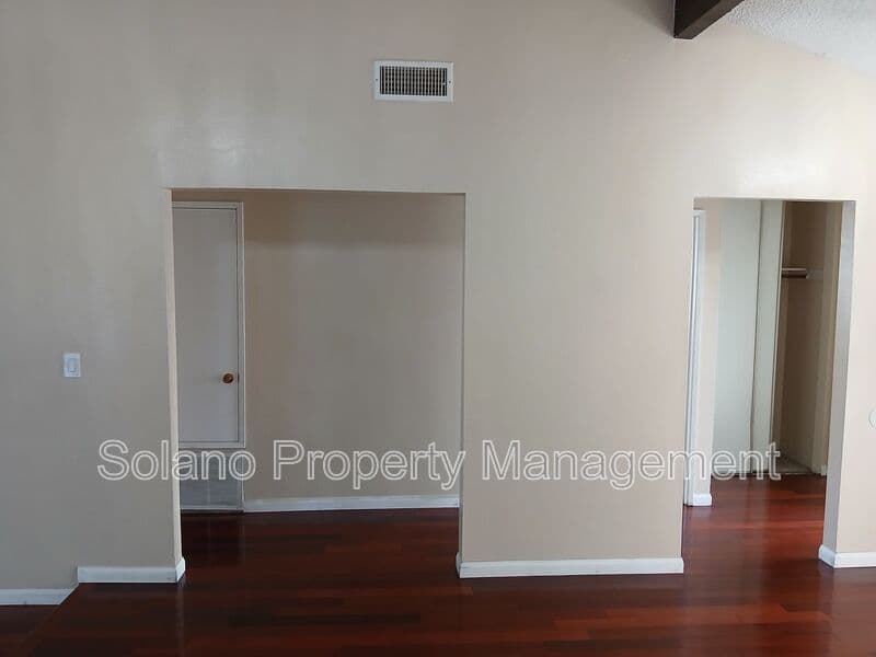 Vallejo House: 400 Mokelumne Drive
