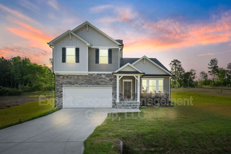 Four Oaks House: 482 Olivia Crossing Court